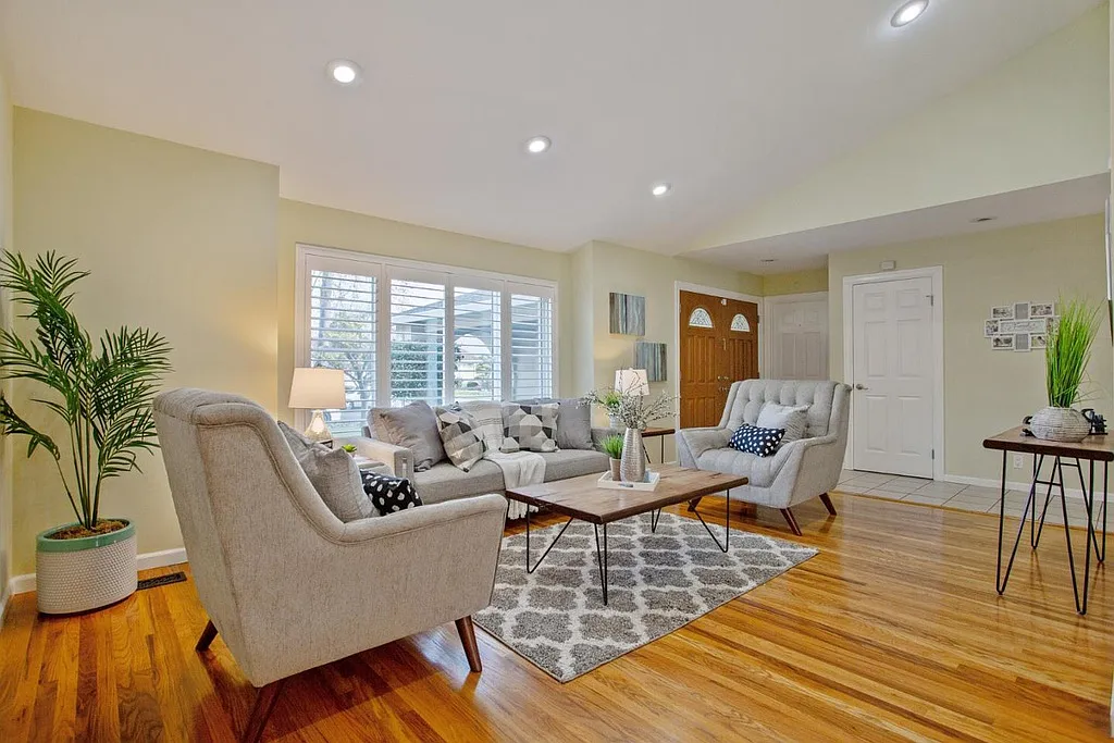 3 bed, 1557 sqft, $4,690 — Photo 3