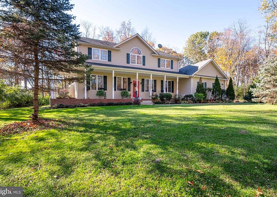 Lovely and Private home that sits off of the lane.