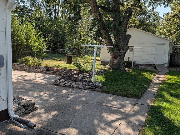 3rd image of 1729 N Linden St