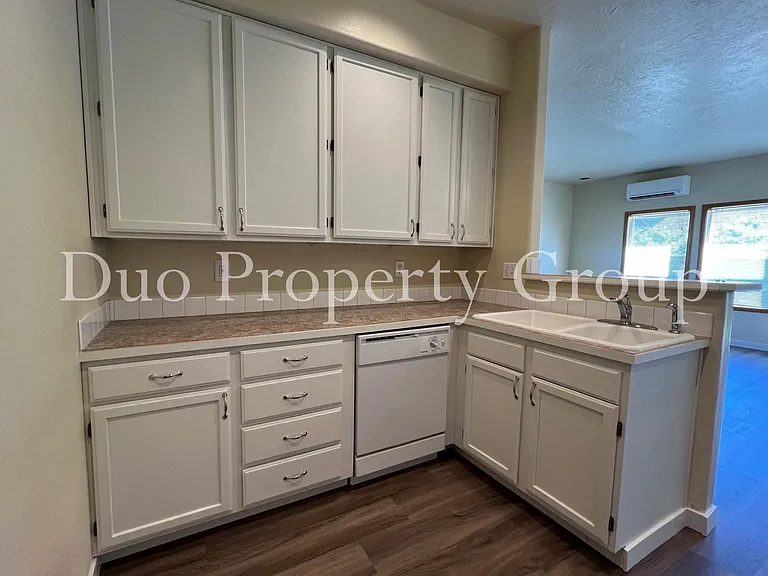 611 S 41st Ct — Photo 8