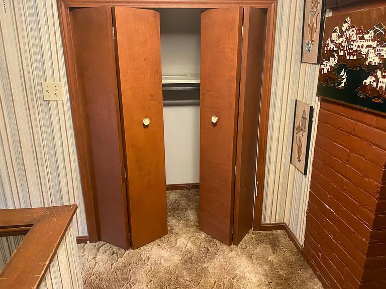 Bedroom 4 closet (1 of 2)