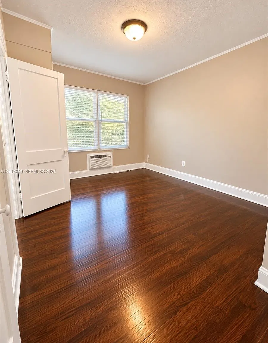 344 Mendoza Ave — Photo 4