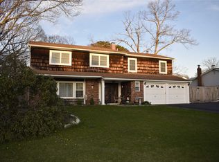 37 Arbutus Ln, Coram, NY 11727