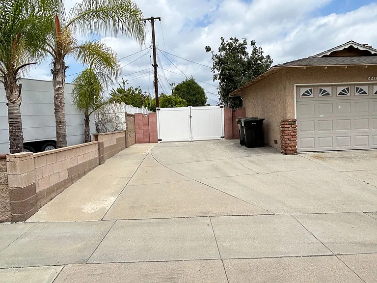 2201 E Standish Ave — Photo 3