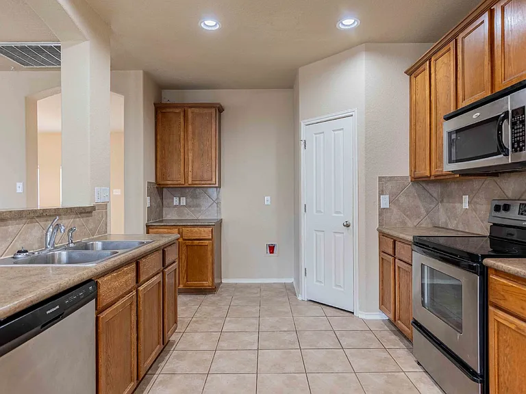 906 Ashbury Blf — Photo 13