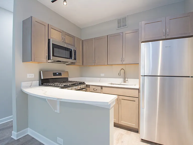 432 W Belmont — Photo 16
