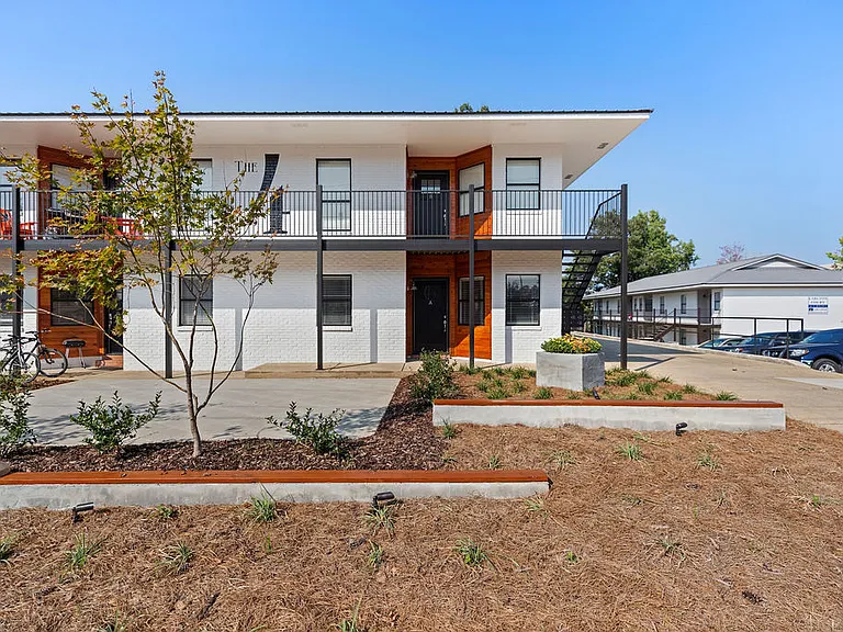 123 N Donahue Dr — Photo 3
