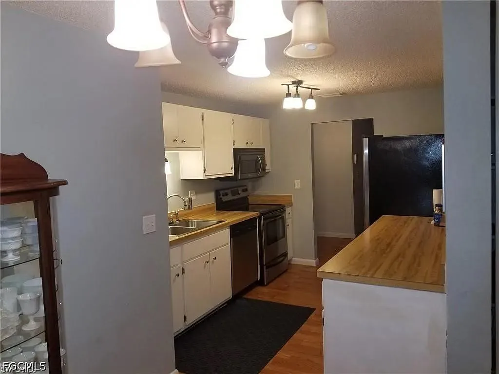 3 bed, 2.0 bath, 1822 sqft, $2,300 — Photo 3