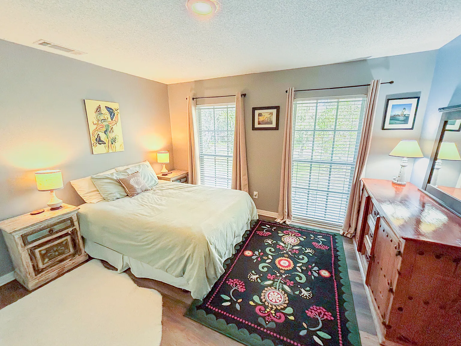 5 bed, 3000 sqft, $1,250 — Photo 1