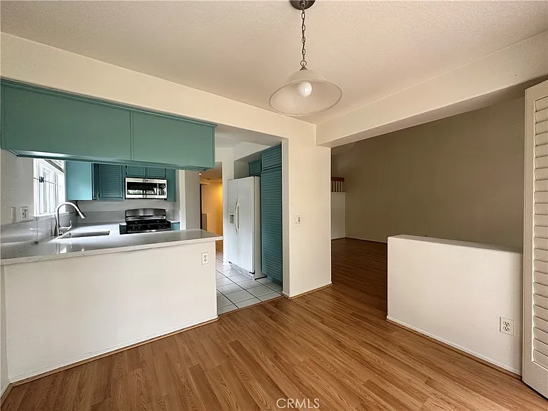 541 S Glenhurst Dr — Photo 3