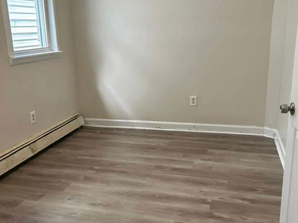 2nd image of 922 Hunterdon St APT 3