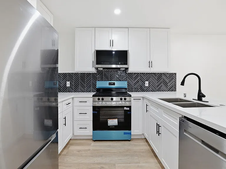 Encino Country Club Apartments — Photo 62