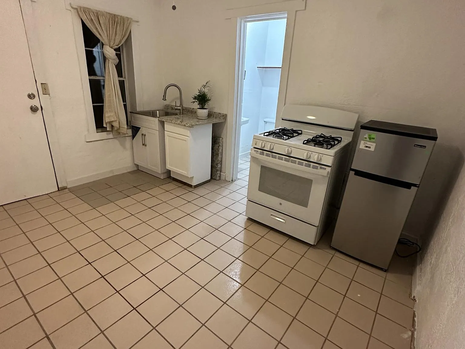 Studio, 500 sqft, $600 — Photo 2