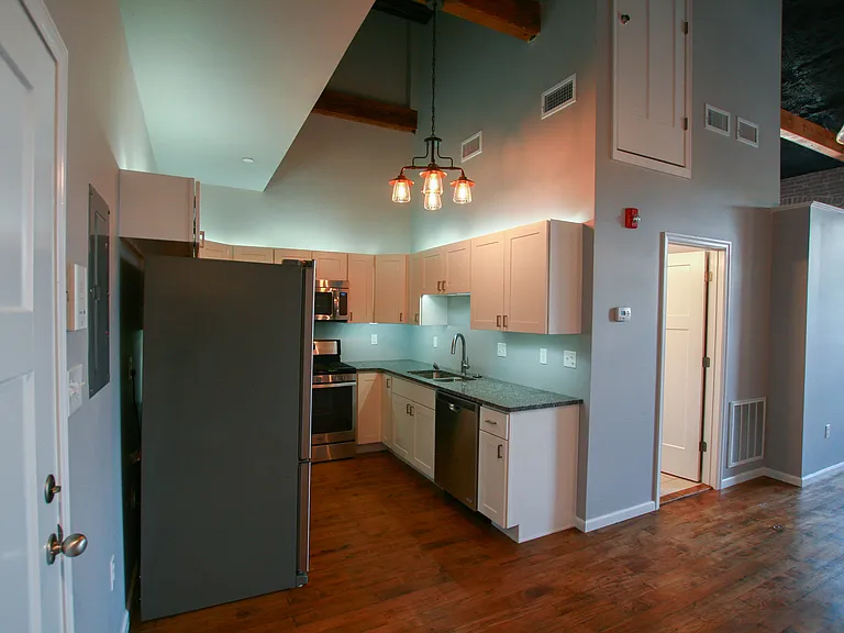 632 N College St — Photo 7