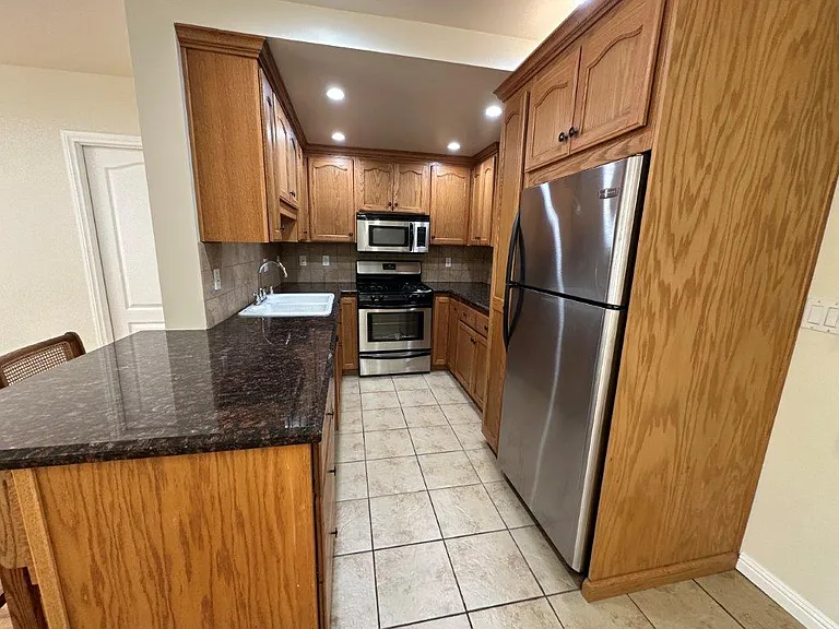 12540 Moorpark St — Photo 7