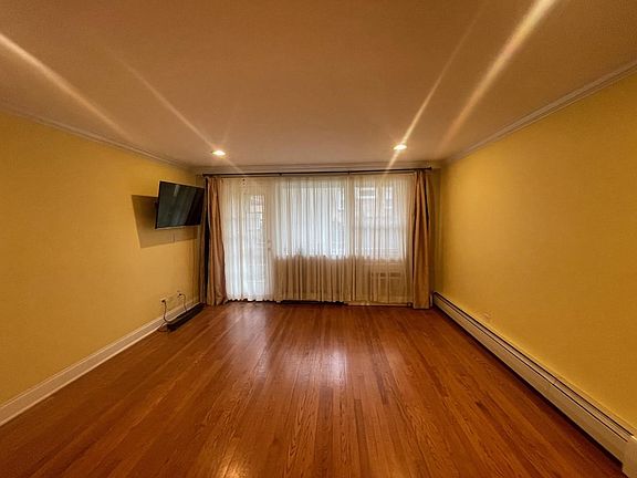 4th image of 6039 N Rockwell St #1B