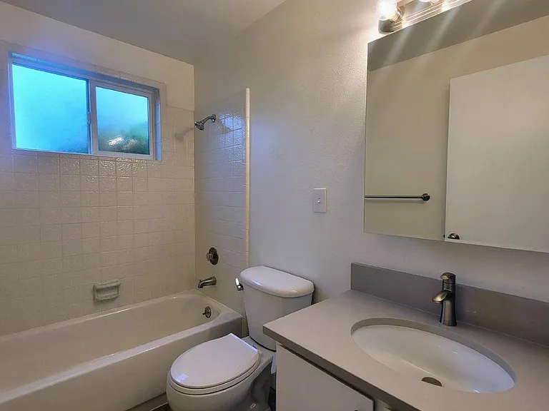 624 NE Housley Ave #6 — Photo 8