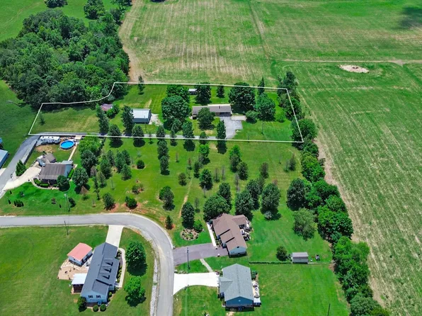 200 Acorn Hill Dr, Sparta, TN 38583