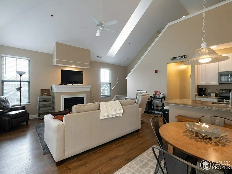 1786 Drayton Park Ct — Photo 3