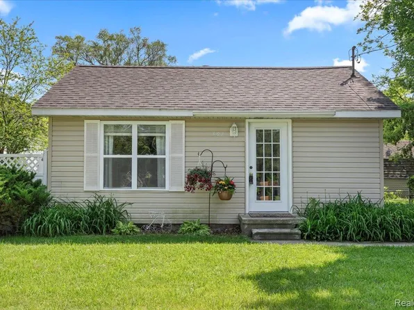 501 Front St, Holly, MI 48442