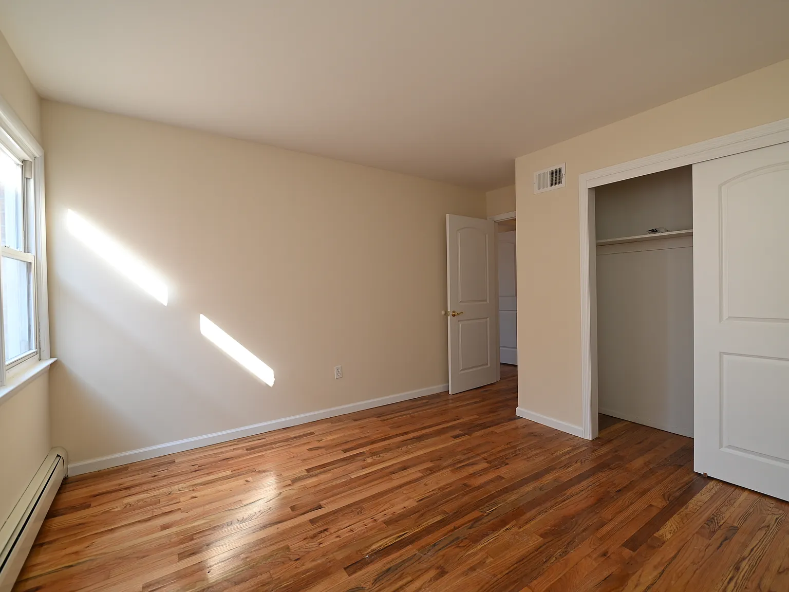 2 bed, 860 sqft, $2,350 — Photo 1