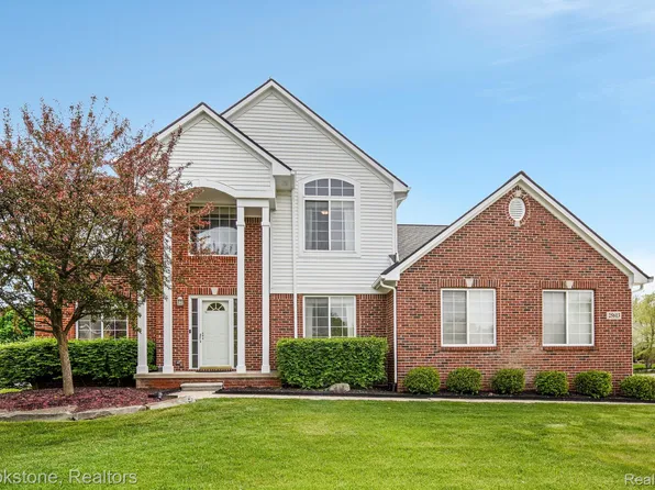 25613 Buckingham Ct, South Lyon, MI 48178