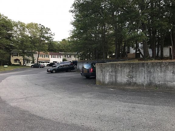 3rd image of 128 Hill Cres