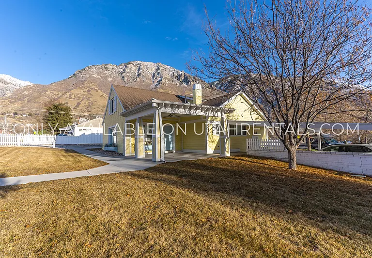 976 Briar Ave — Photo 2