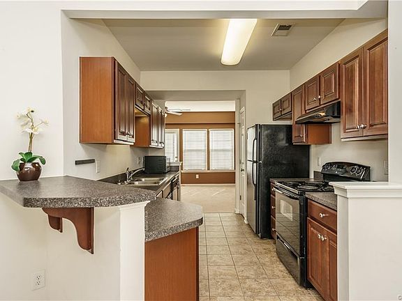 4th image of 909 Kitty Hamilton Cir