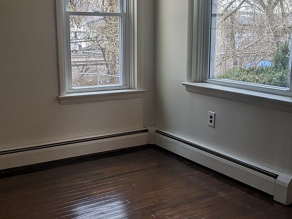 4th image of 784 Coates St