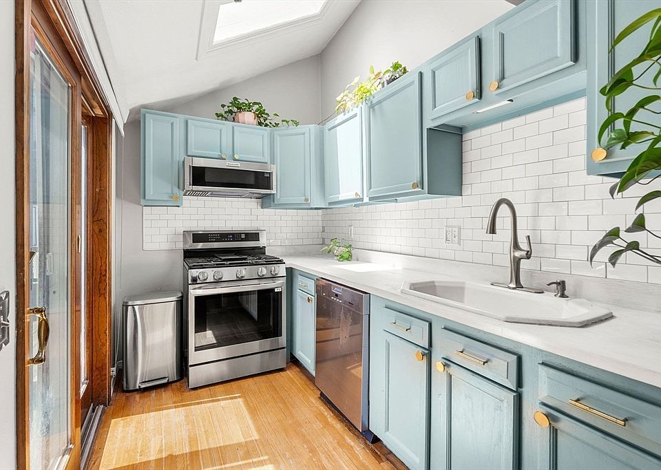 1st image of 223 Bolton St