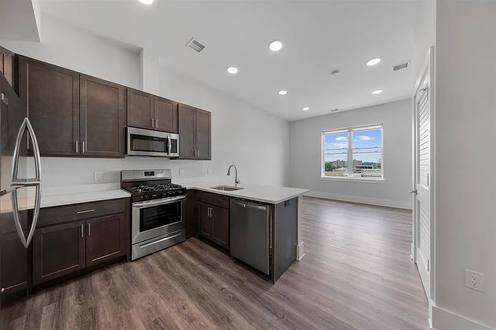 660 Lofts — Photo 2