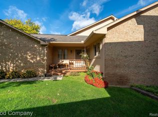 35330 Blue Spruce Dr, Farmington, MI 48335