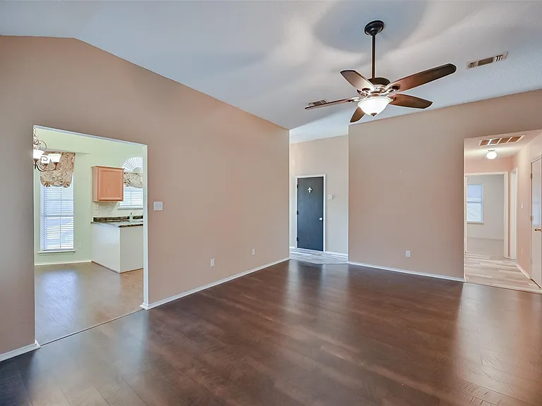 907 Clear Creek Dr — Photo 5