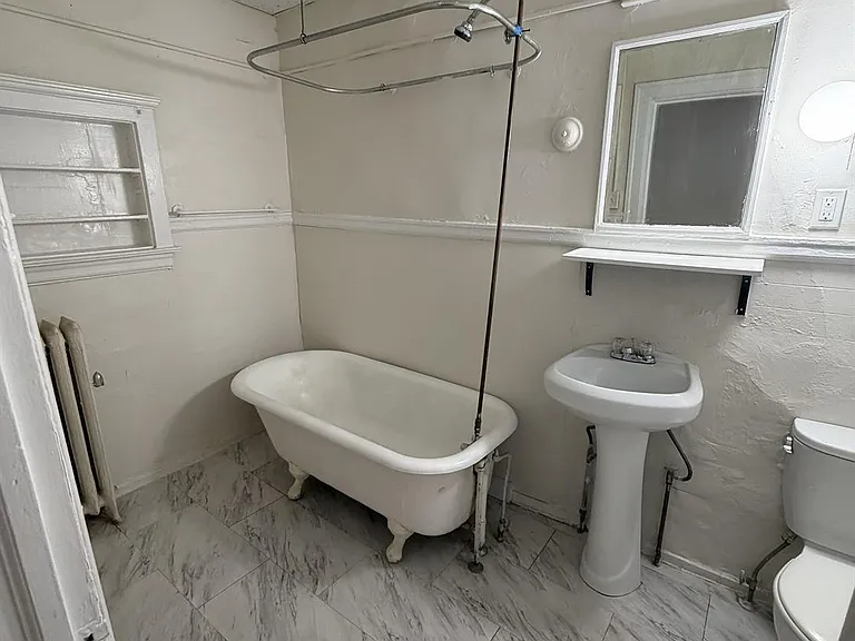 Arts and Crafts Apartments — Photo 10