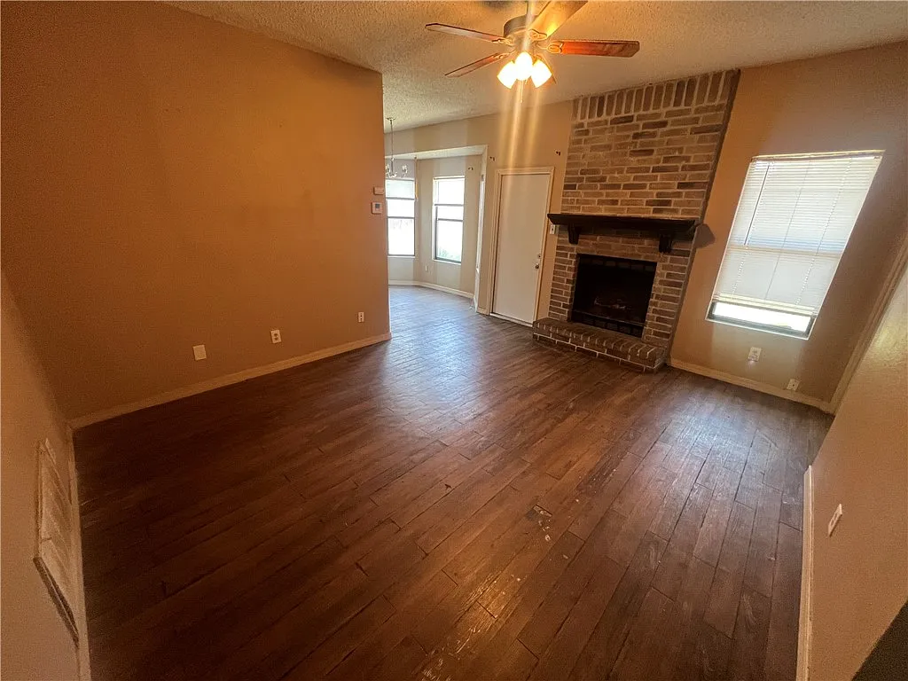 3 bed, 2.0 bath, 1034 sqft, $1,595 — Photo 2