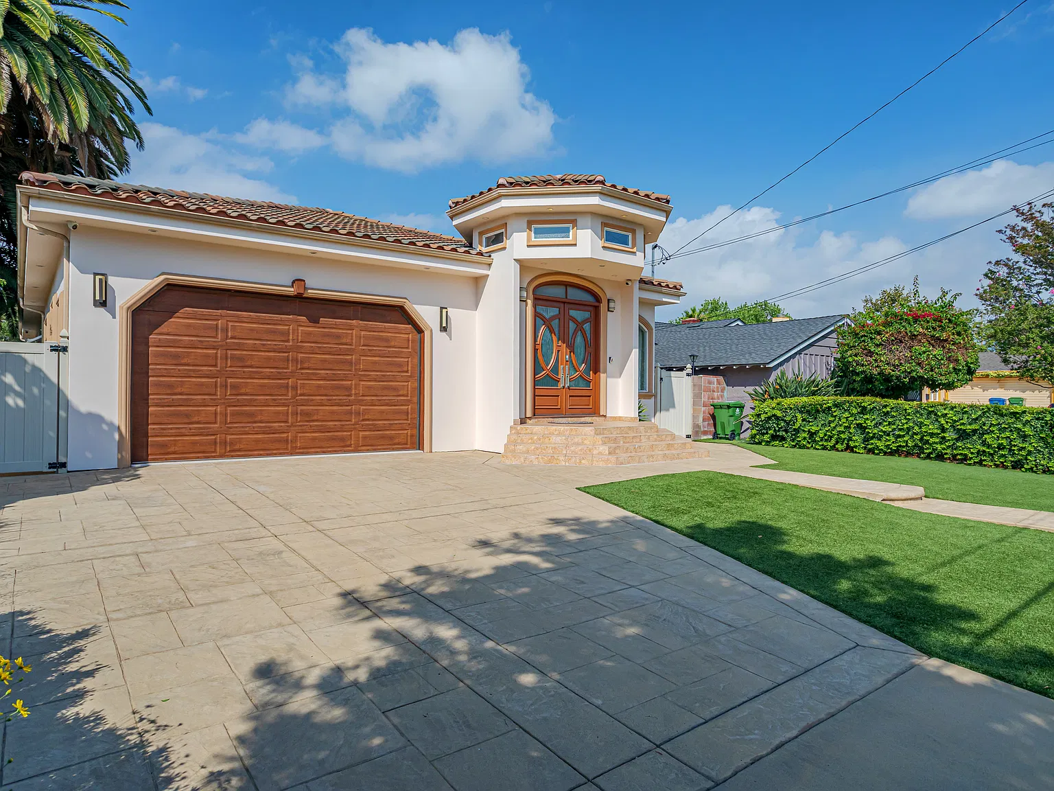 4 bed, 2500 sqft, $6,999 — Photo 2