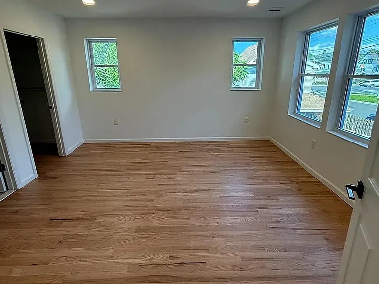 416 Catherine St — Photo 11