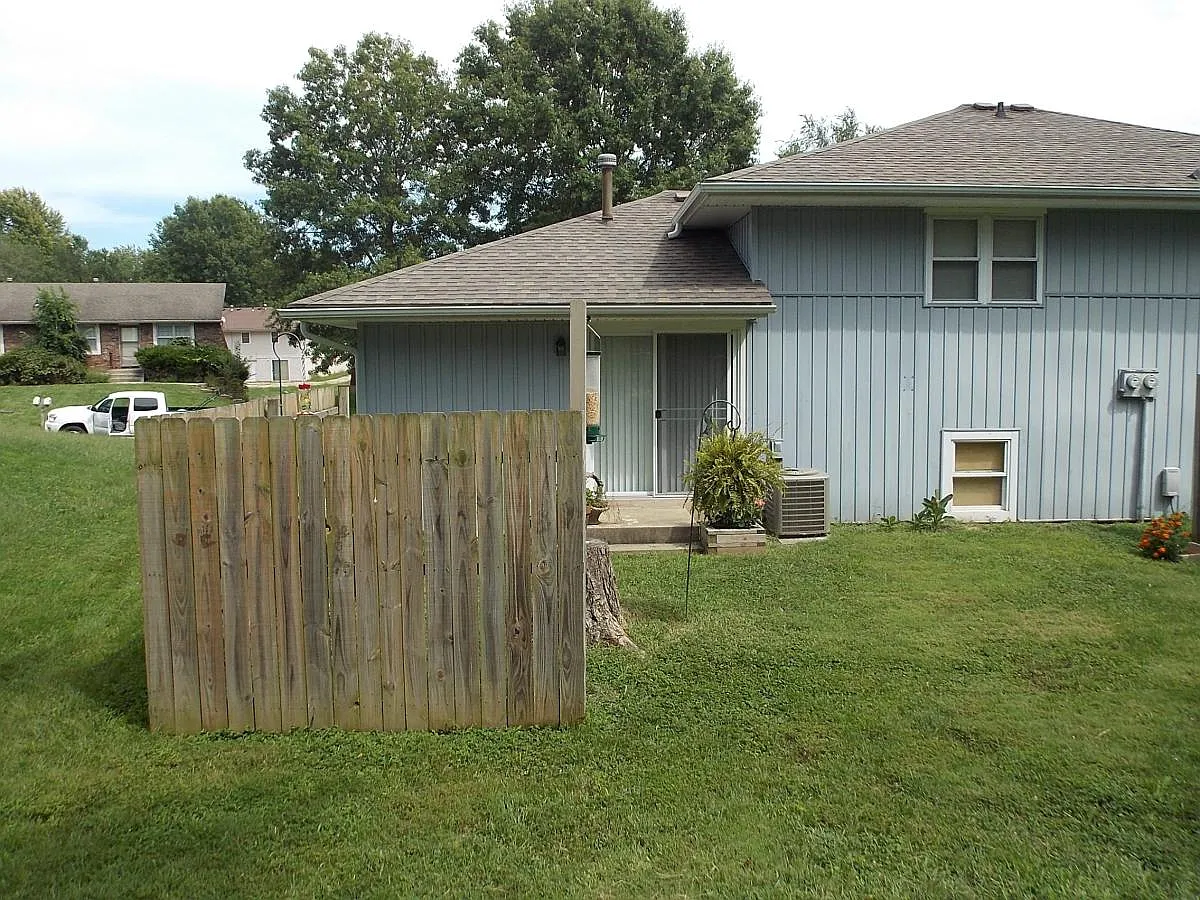 3 bed, 1500 sqft, $1,200 — Photo 2
