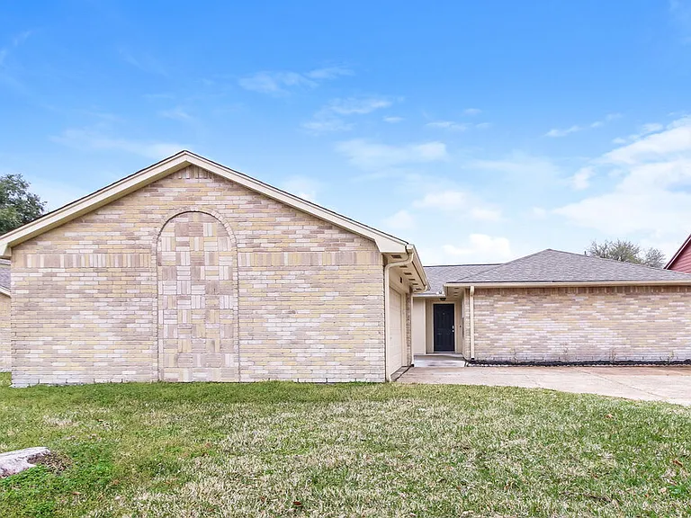 9938 Shell Rock Rd — Photo 1