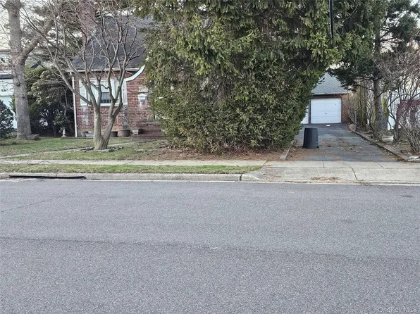 203 Massachusetts Avenue, Massapequa, NY 11758