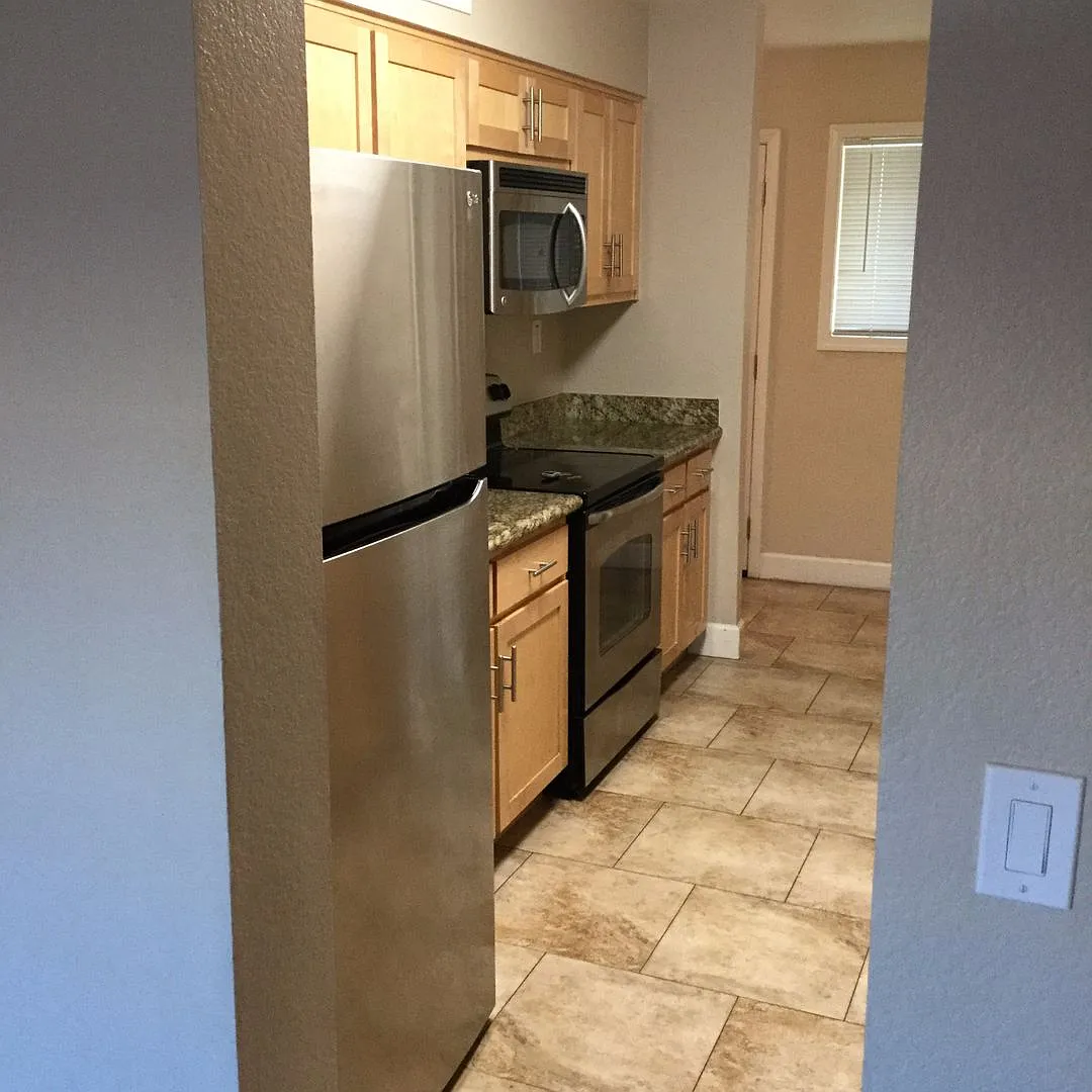 2 BD, 2.5 BA Townhouse with Pool and In-Unit W/D — Photo 3