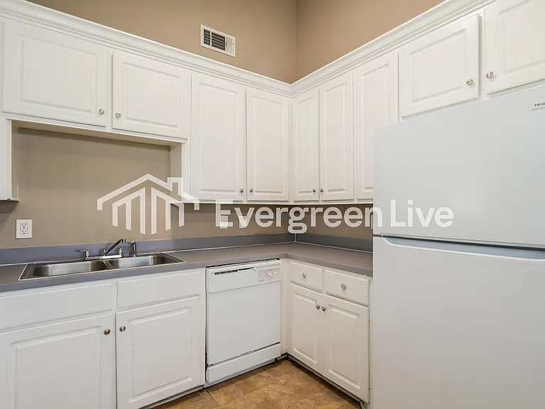 121 Davis Ave — Photo 5
