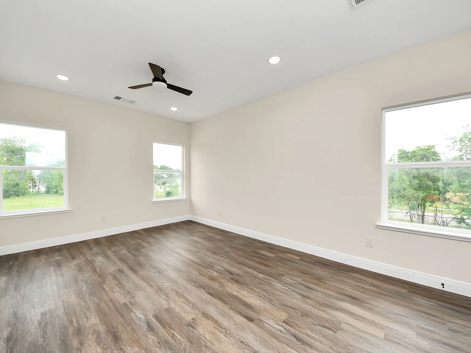 3 bed, 2.5 bath, 1300 sqft, $2,400 — Photo 4