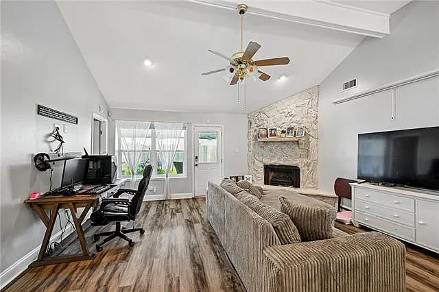 3 bed, 2.0 bath, 1891 sqft, $2,000 — Photo 4