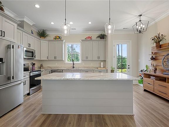 4th image of 202 Marguerite St