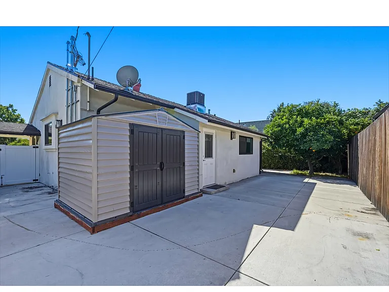 4635 Kraft Ave — Photo 41