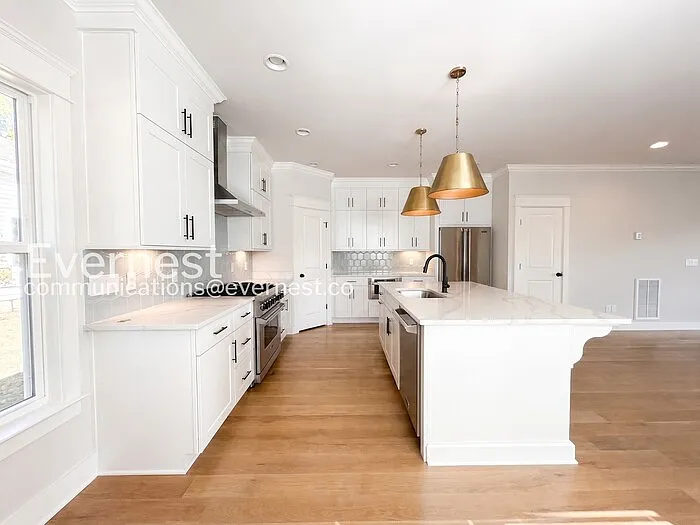 520 Moore Ave — Photo 3