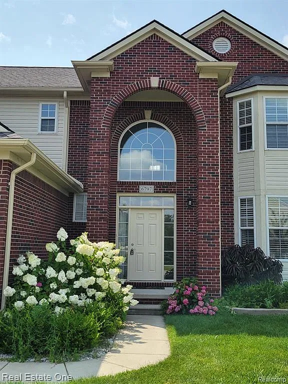 4 bed, 3.0 bath, 3164 sqft, $3,995 — Photo 2