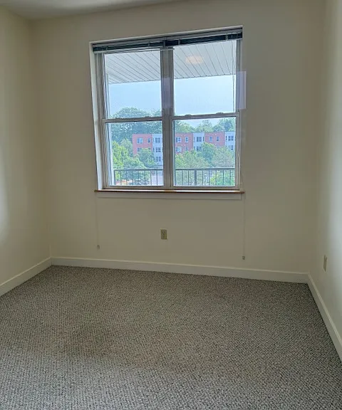 NEW carpet not shown in photos!